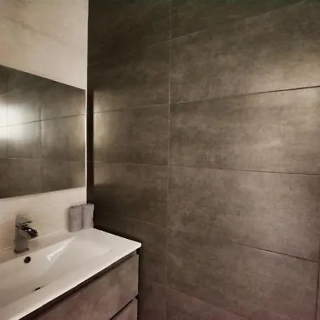 Near The Port, Wide, Confortable, Wi-fi, Terrace, Aircon *