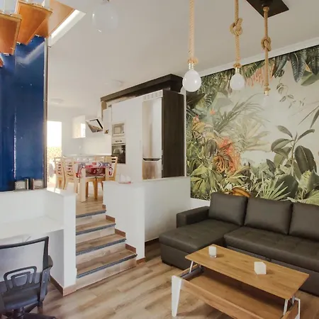 Near The Port, Wide, Confortable, Wi-fi, Terrace, Aircon *