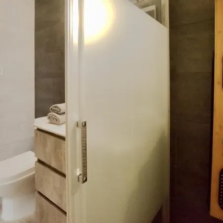 Daire Near The Port, Wide, Confortable, Wi-fi, Terrace, Aircon