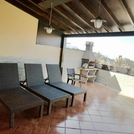 Near The Port, Wide, Confortable, Wi-fi, Terrace, Aircon Apartment