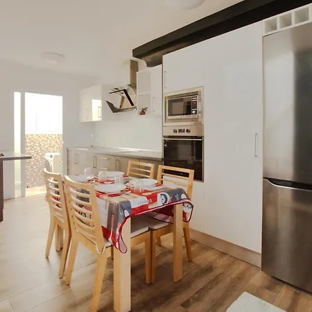 Near The Port, Wide, Confortable, Wi-fi, Terrace, Aircon